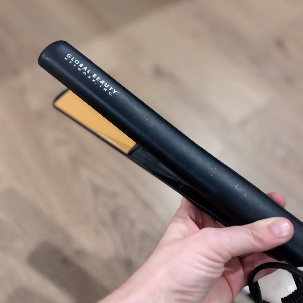 CHI Original 1" Ceramic Hairstyling Iron - Picture 5 of 5
